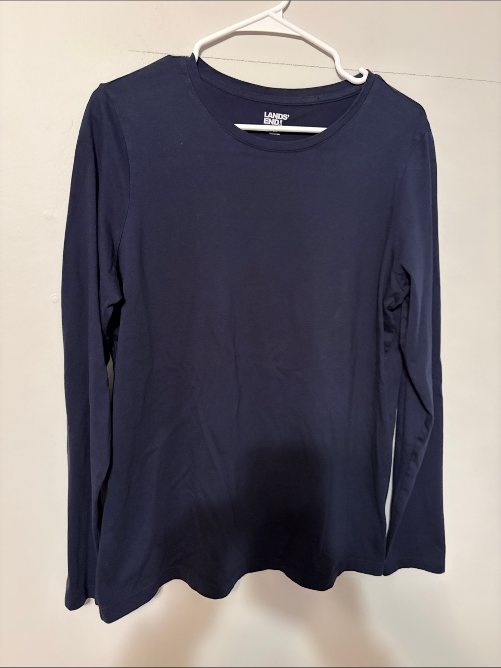 Lands' End woman’s Navy Blue Long Sleeve Tee. 💯 cotton. Med 10-12.